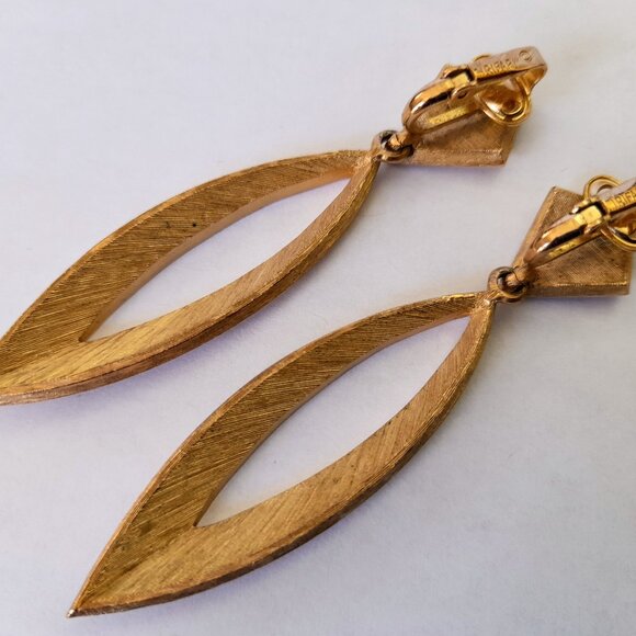 Vintage Trifari Earrings Gold Tone Dangle Clip Ons Large Statement Jewelry - Picture 11 of 16